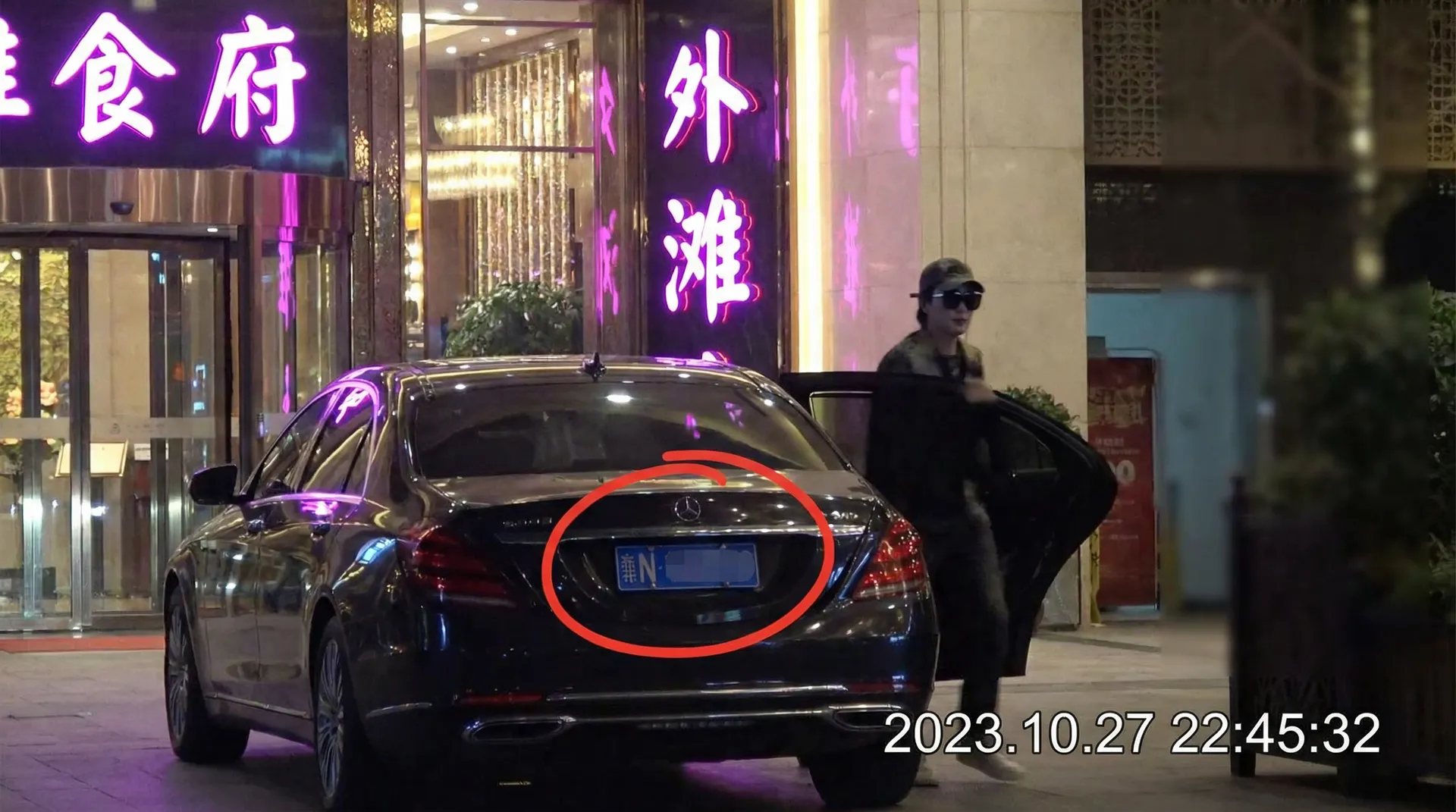 伟德国际网址 - 豪车餐厅外偷拍